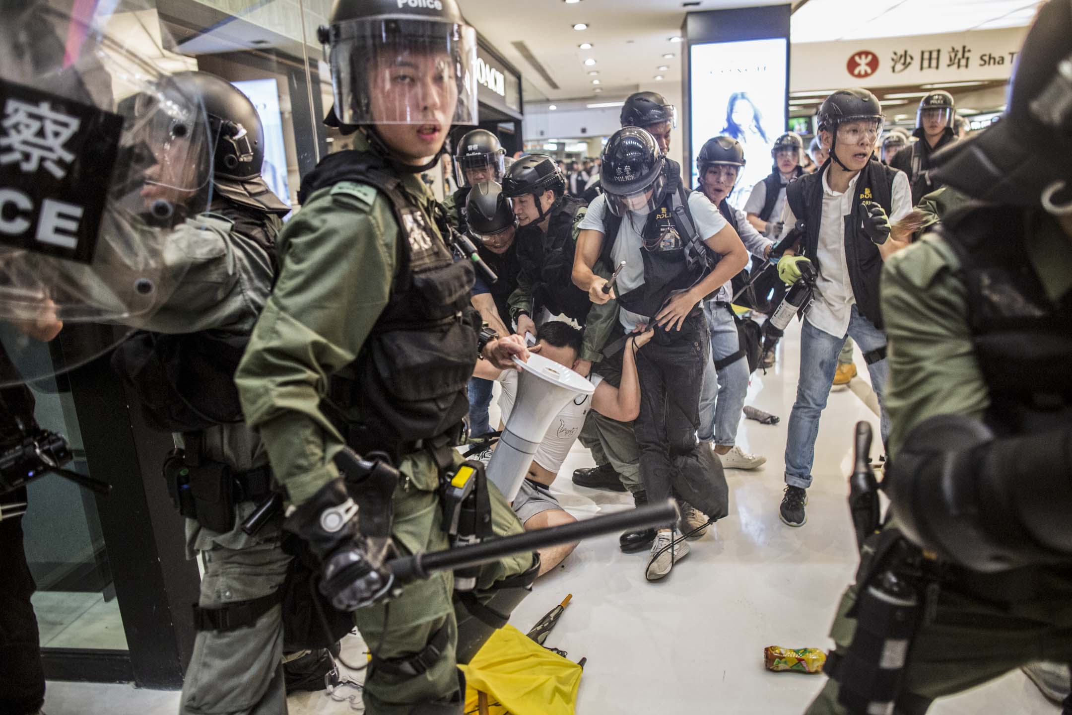 2019年7月15日，大批警员进入商场与示威者在新城市广场短兵相接，双方发生流血冲突。