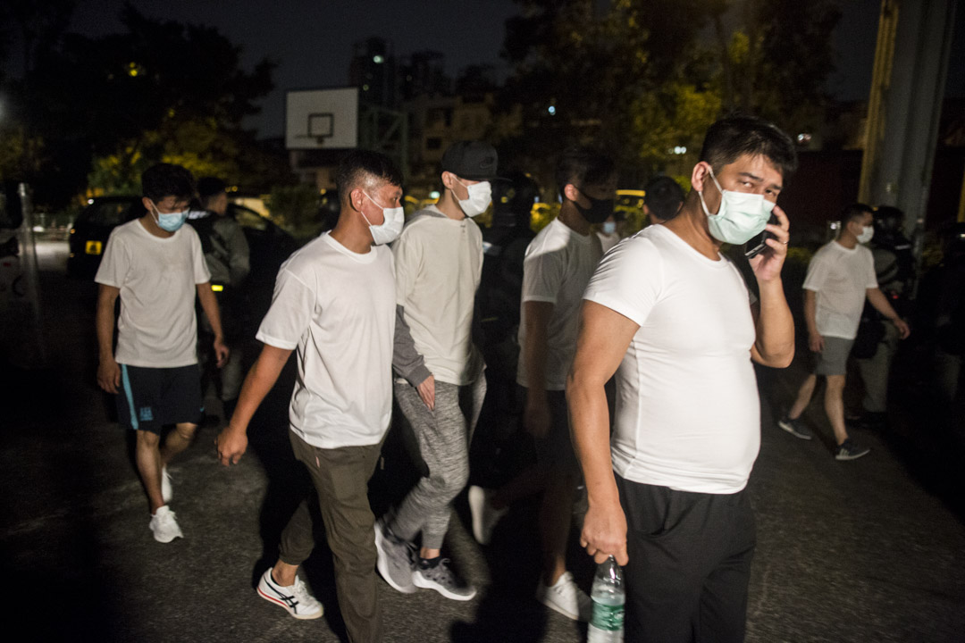 2019年7月22日，凌晨四時多，有十幾名白衣人士從南邊圍村步出，在警方防線前面經過。