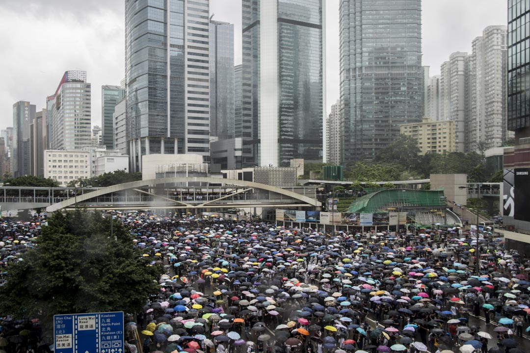 2019年6月12日，大批香港市民占领金钟立法会和政府总部附近的街道，令原订当天上午11时开始《逃犯条例》修订草案二读无法如期展开。