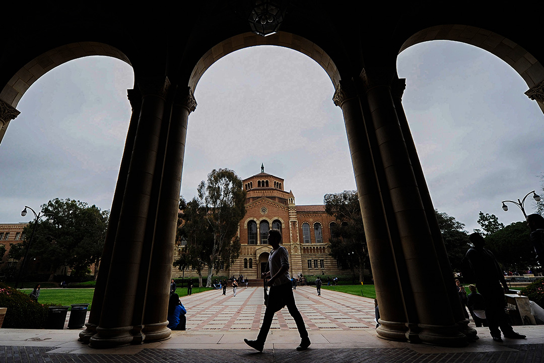 学生在加州大学洛杉矶分校校园里走过。