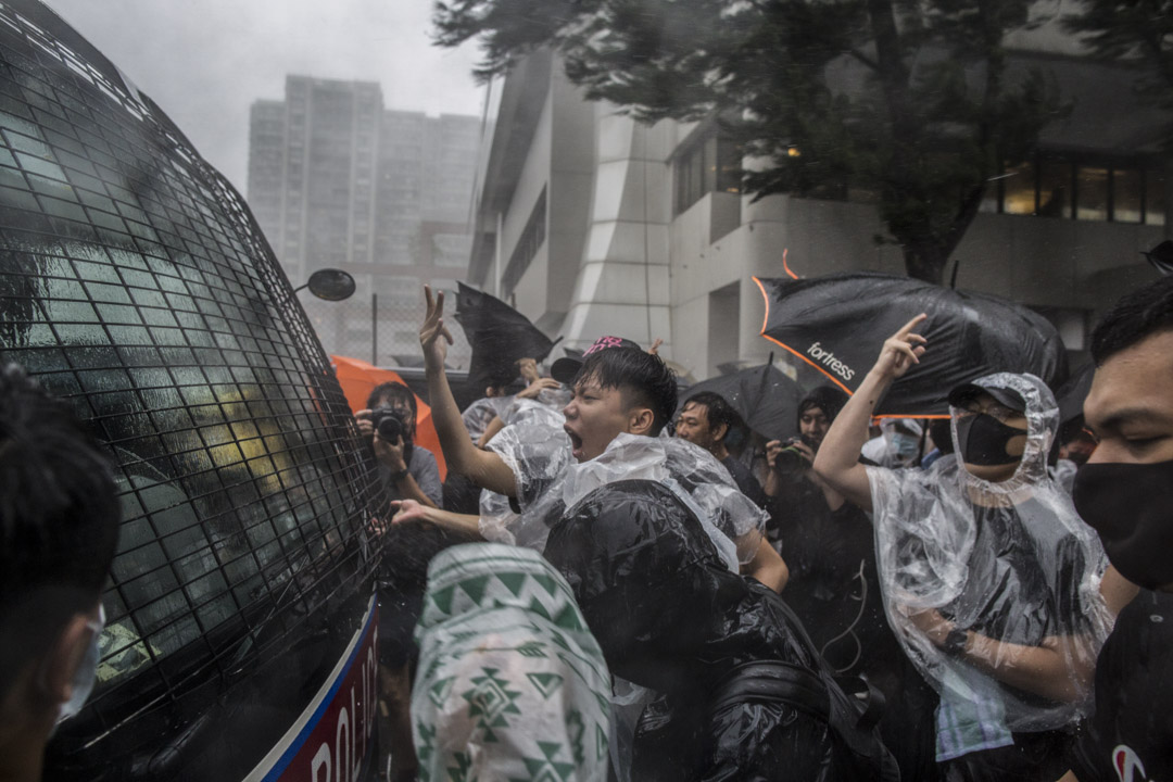 2019年7月31日，一輛警車駛到東區裁判法院外，引起市民不滿，市民追趕警車令其駛離現場。