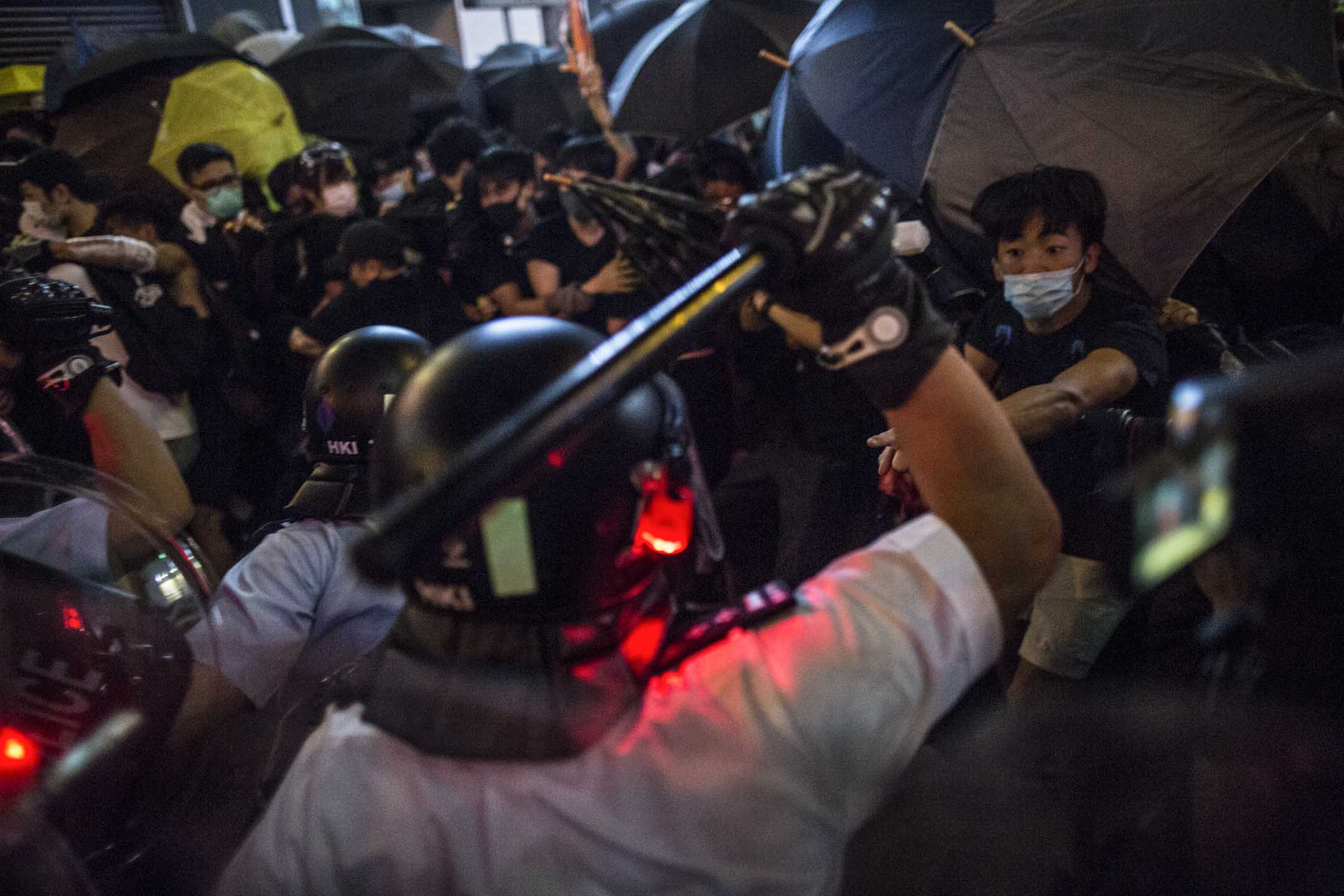 2019年7月7日晚上，警方在旺角彌敦道清場，並向示威者揮警棍。