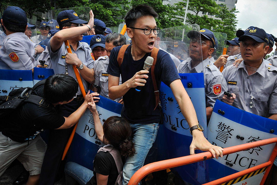 2014年6月25日，於抗議王張會的行動中，在酒店外的防線，林飛帆與警察發生衝突。 