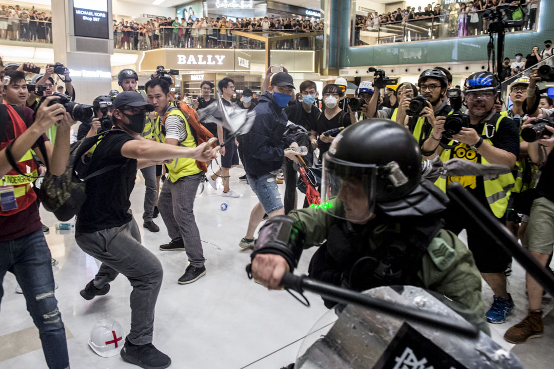 2019年7月15日，大批警员进入商场与示威者在新城市广场短兵相接，双方发生流血冲突。