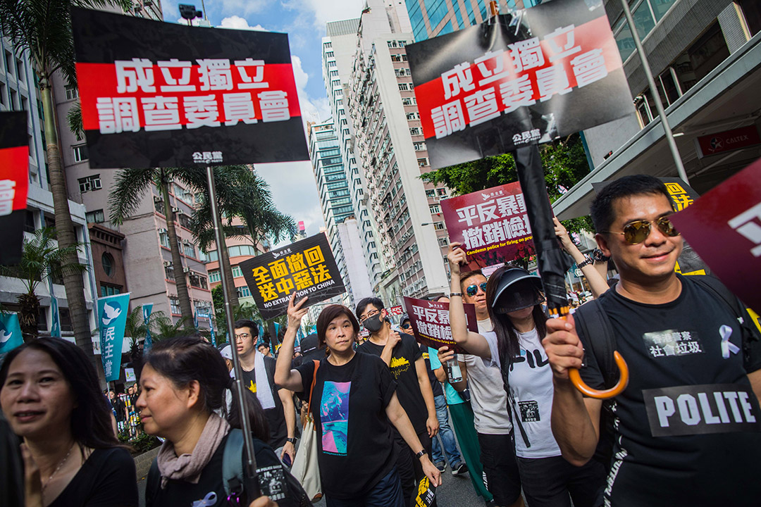 2019年7月21日，市民参加游行期间举起＂成立独立调查委员会＂的标语。