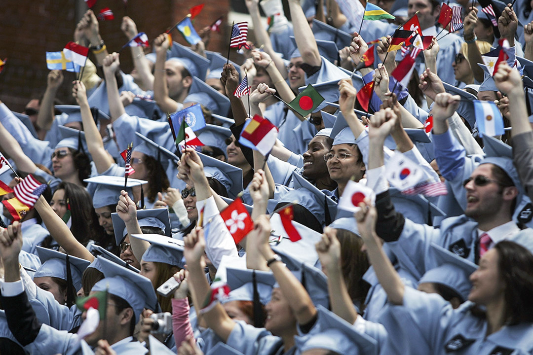 学生们在纽约市的哥伦比亚大学的毕业典礼期间欢呼。