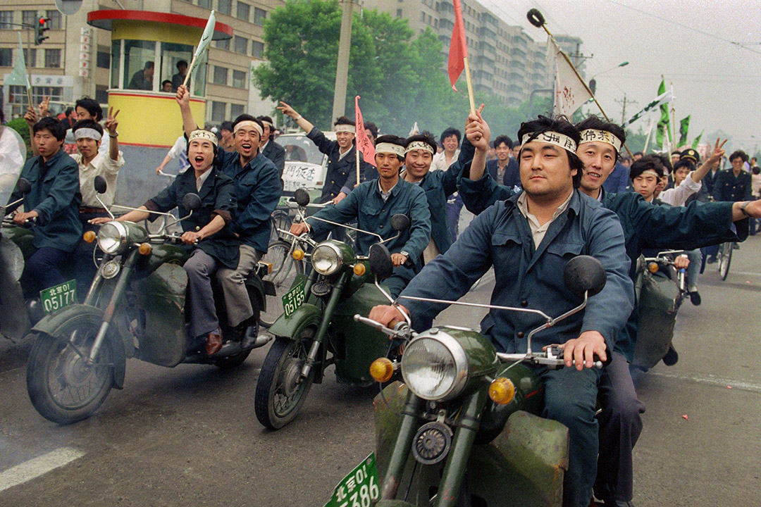 1989年5月18日中國工人在北京街道遊行，支持聚集在天安門廣場的示威者。