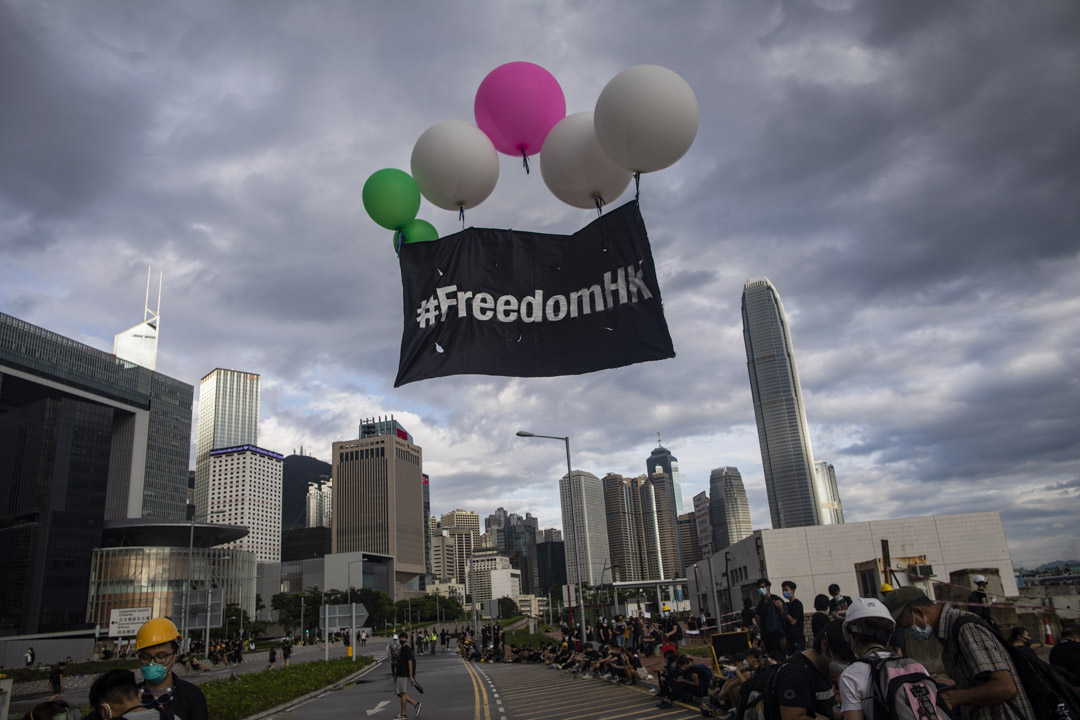 2019年7月1日早上，示威者在龙和道放“FreedomHK”气球。