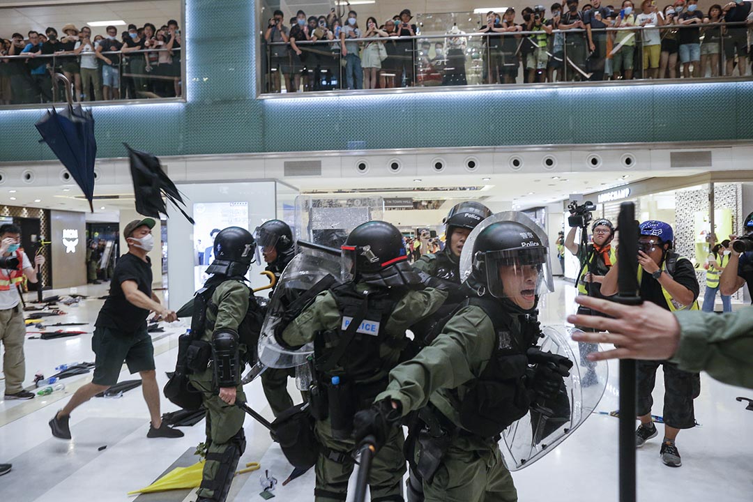 2019年7月14日，警察与示威者在新城市广场发生冲突，示威者在高处向警察投掷物品。