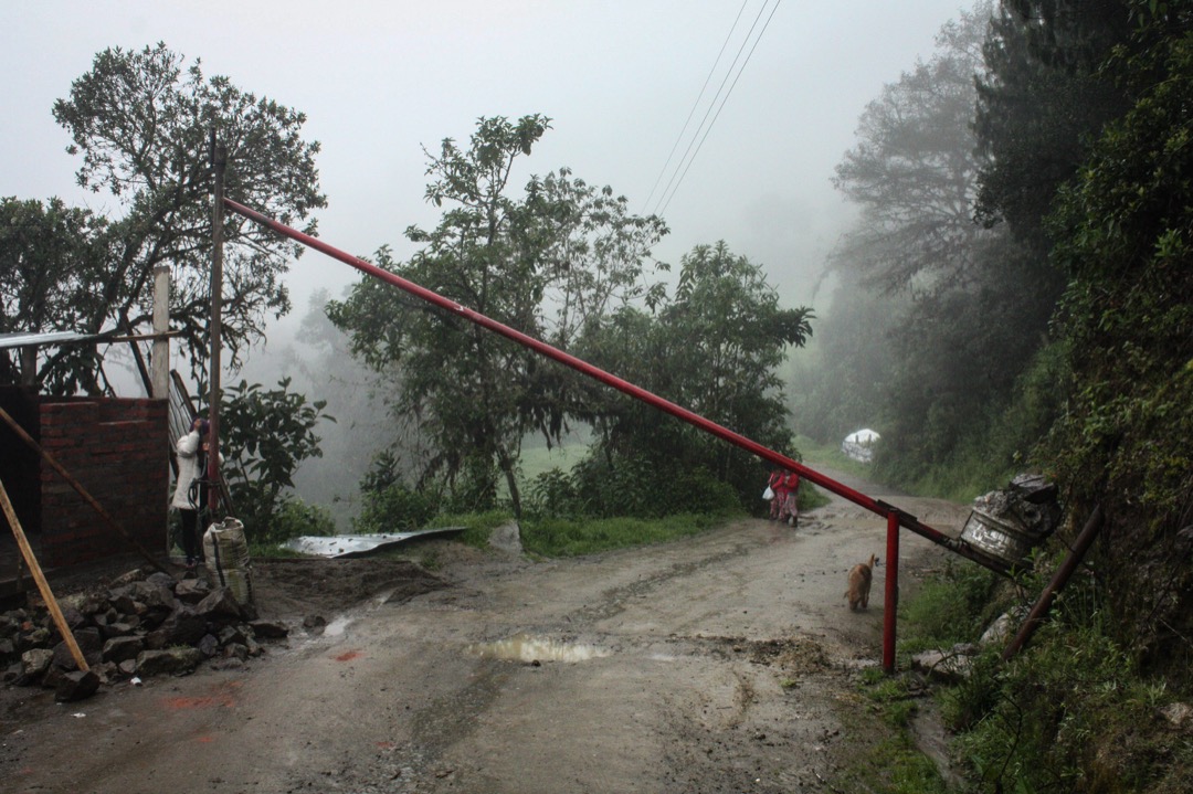 亚麻地村在另一条路设下路障，不许庄胜公司车辆通行，也不许山上的另一个村的人通行。