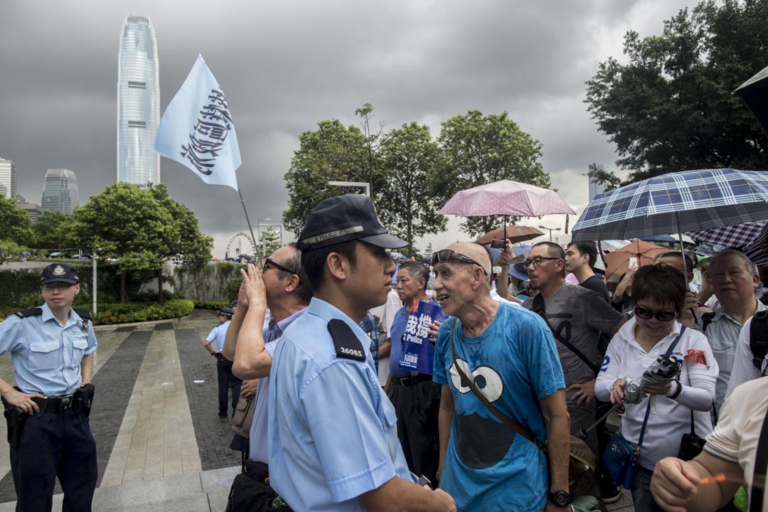 2019年6月30日，添马公园撑警集会，参加者在立法会示威者对留守的反修例示威者作出粗言和叫骂。