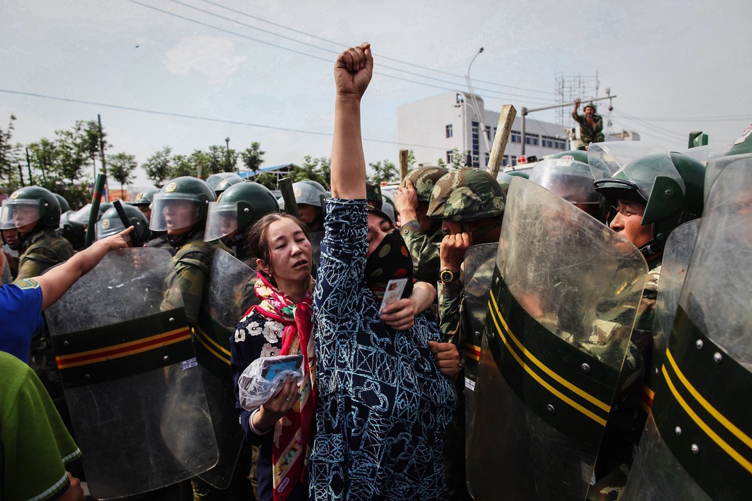 2009年7月5日乌鲁木齐市爆发示威活动，在遭到武警的镇压后示威瞬间转变成了暴力抵抗，随之而来的是文革以来新疆经历过的最血腥的骚乱。