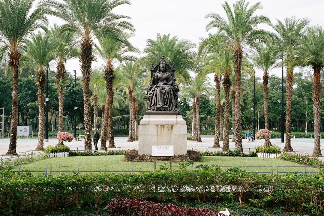 維多利亞公園裏的維多利亞女皇銅像。