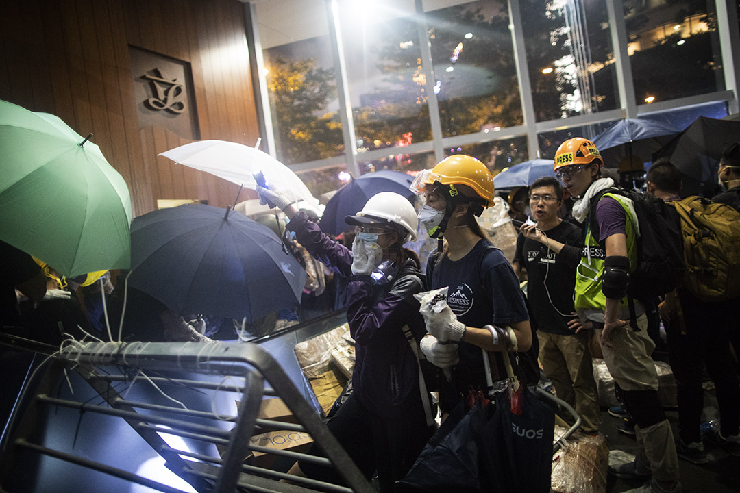 2019年7月1日晚上，有示威者引领其他示威者离开立法院。