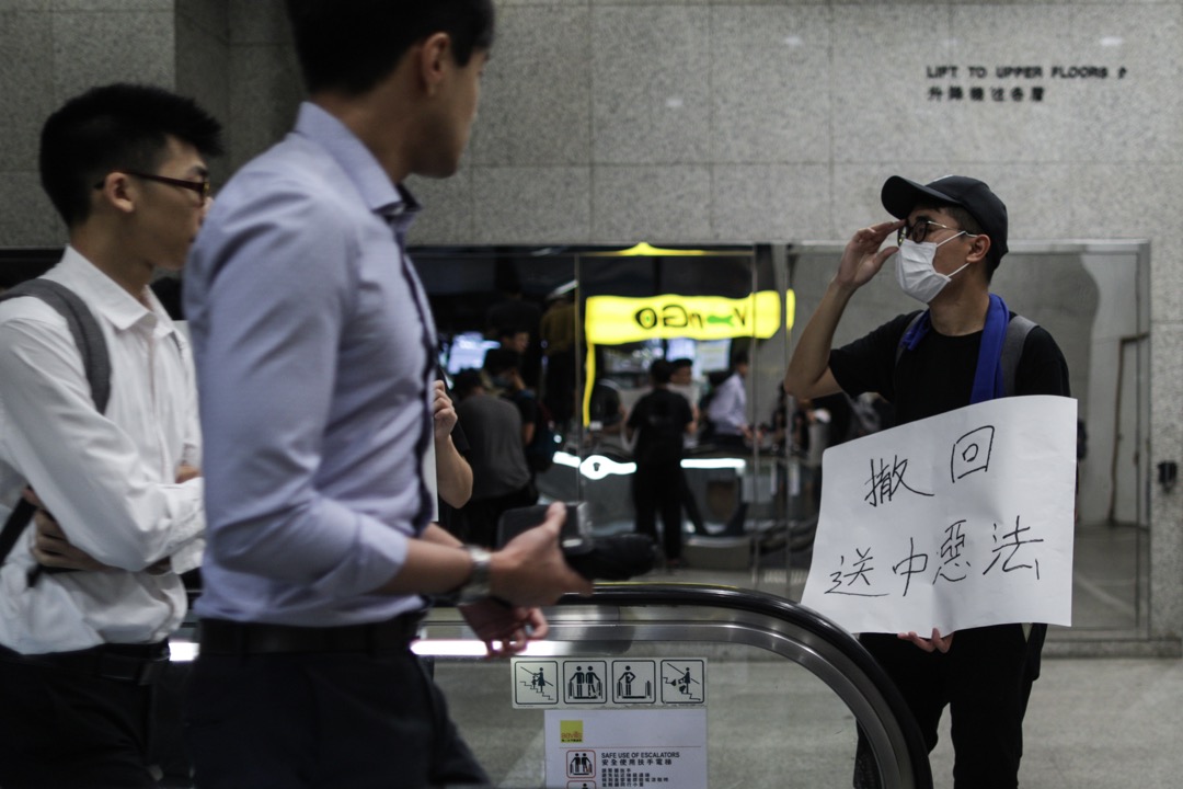 2019年6月25日，香港税务大楼，网民发起“接放工”活动，示威者持续围堵税务及入境大楼，多部门随后落闸。