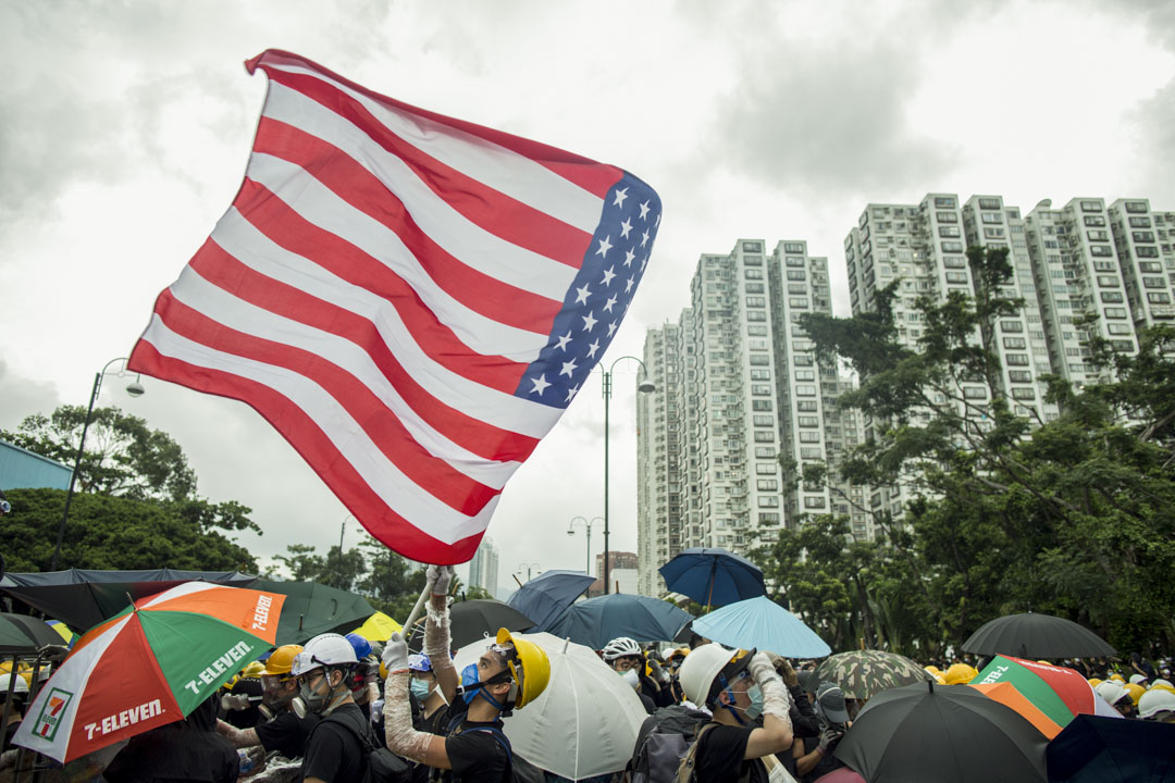 2019年7月14日，沙田大游行，有示威者挥舞美国国旗。