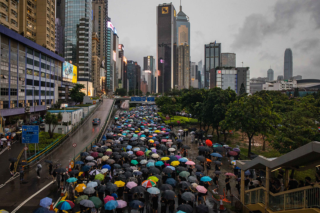 2019年8月18日，民阵在香港维园发起集会，诉求为“煞停警黑乱港 落实五大诉求”，参与集会的市民身穿黑衣，人潮庞大，由于大雨，市民纷纷举起雨伞。 