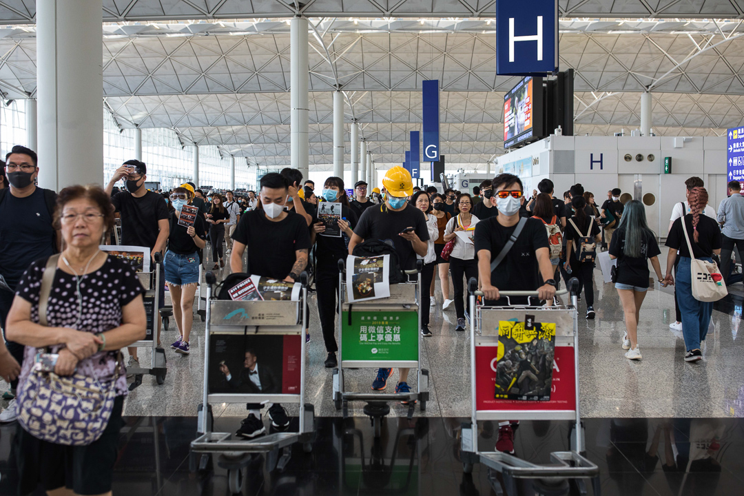 昨日香港多處爆發衝突致示威者眼部重傷，網民發起「百萬人塞爆機場」，表達對警察過度武力的不滿。