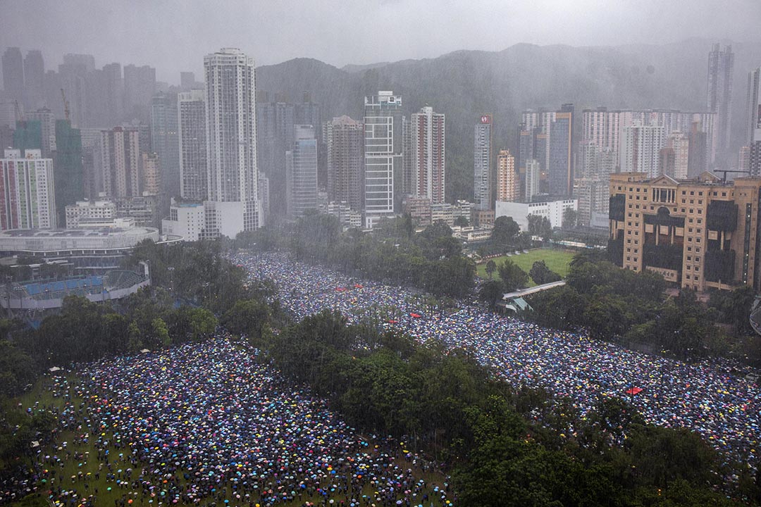 2019年8月18日，下午3點多，香港市民撐著傘聚集在維園足球場上。