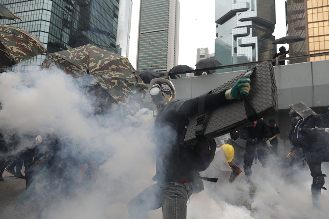 2019年8月31日，警方在政府總部外圍向示威者發射催淚彈。