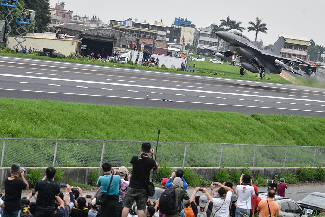 2019年5月28日，第35次漢光演習期間，市民在拍攝美國製造的F-16V戰鬥機從台灣彰化縣的跑道起飛。