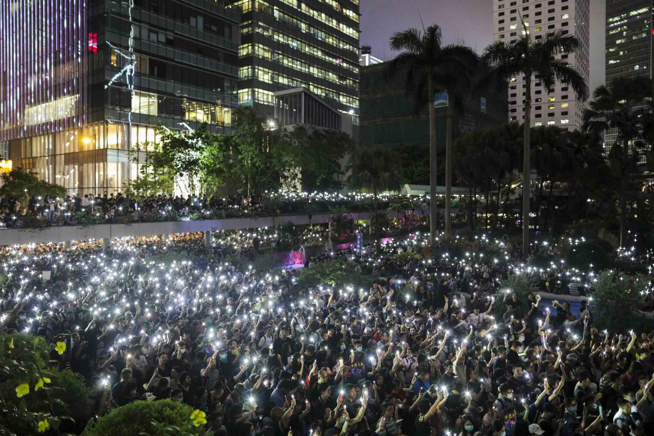 2019年8月2日，香港公务员在中环遮打花园发起的集会，全场参加者举起手机灯。