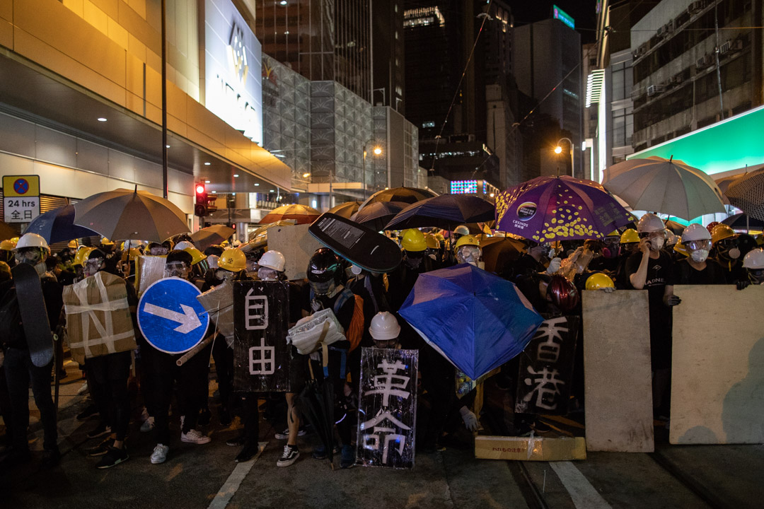 2019年7月28日，示威者在德辅道中与防暴警察对峙。