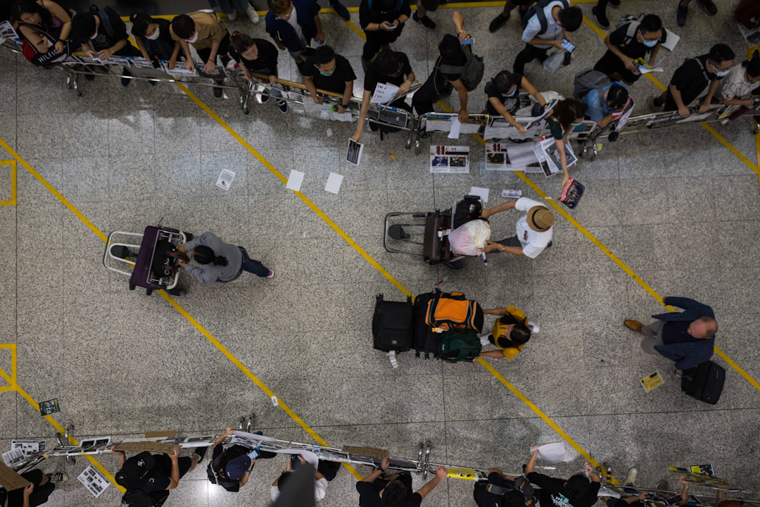 港人在機場發起「警察還眼」集會，機場方面以鐵馬圍起供旅客離開的通道。