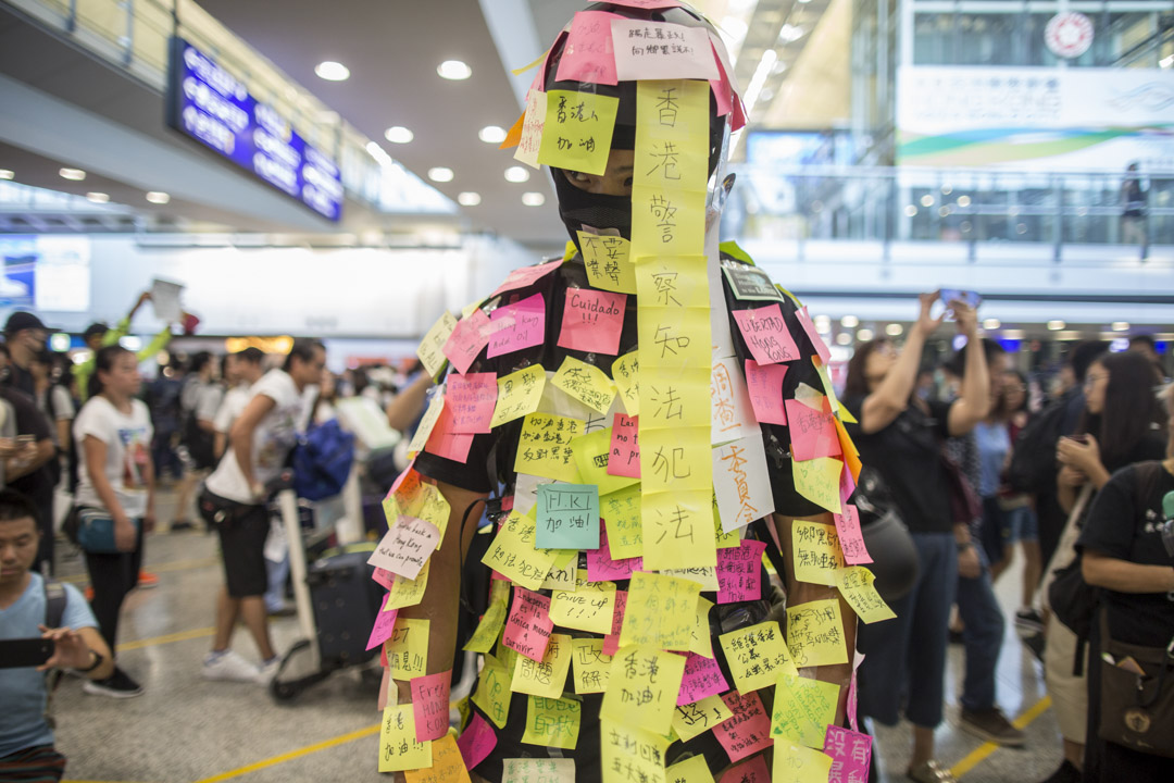 2019年7月26日，機場一號客運大樓接機大堂舉行「和你飛」集會，集會有數千人出席，其中連儂人出現，參加者在其身上貼上彩紙。