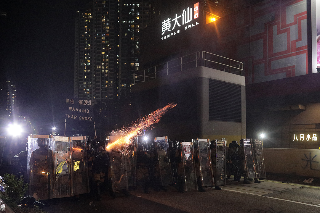 2019年8月5日，黄大仙警察施放催泪弹。