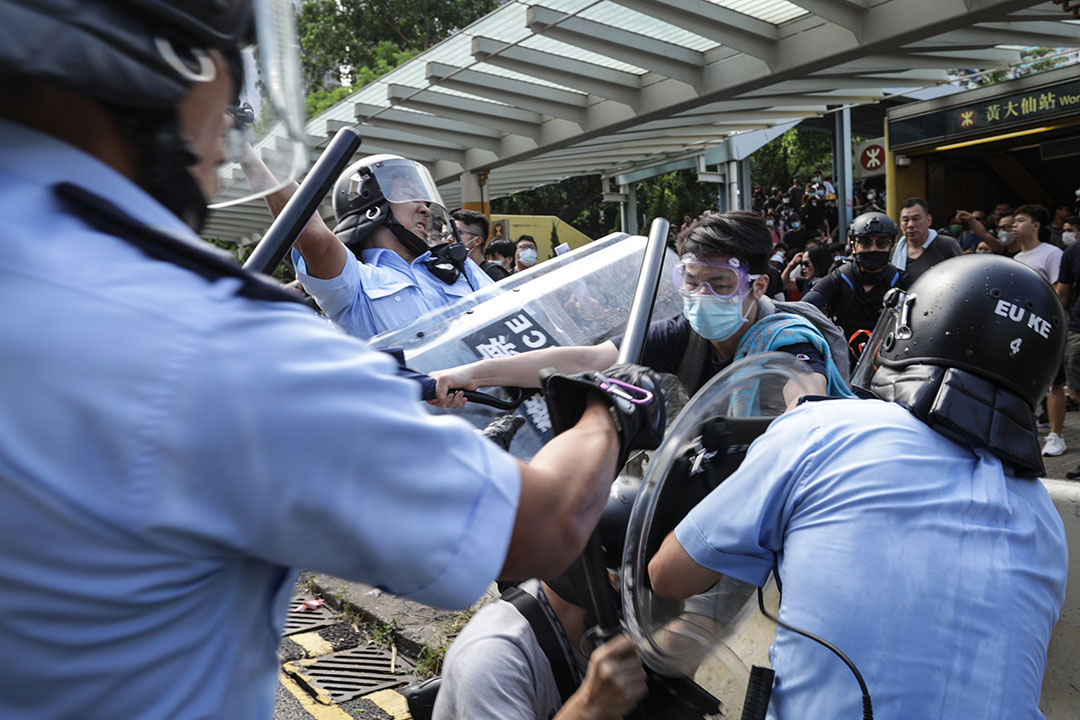 2019年8月5日，黄大仙警察与示威者冲突。