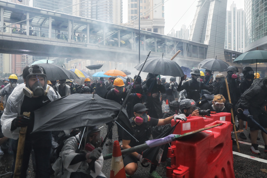 2019年8月25日，“荃葵青”游行后，警民在杨屋道如心广场对出爆发持续警民冲突。