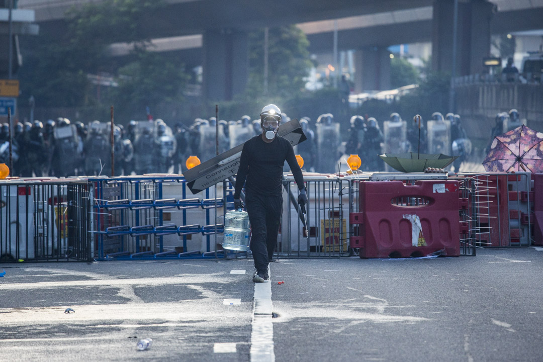 2019年7月28日，示威者在中聯辦警察防線外。