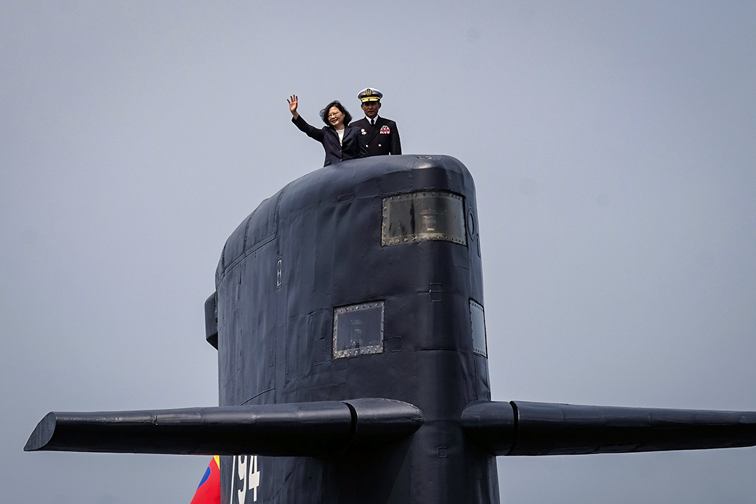 2017年3月21日，台灣總統蔡英文在台灣高雄的海軍基地，在一艘海虎潛艦上揮手致意。