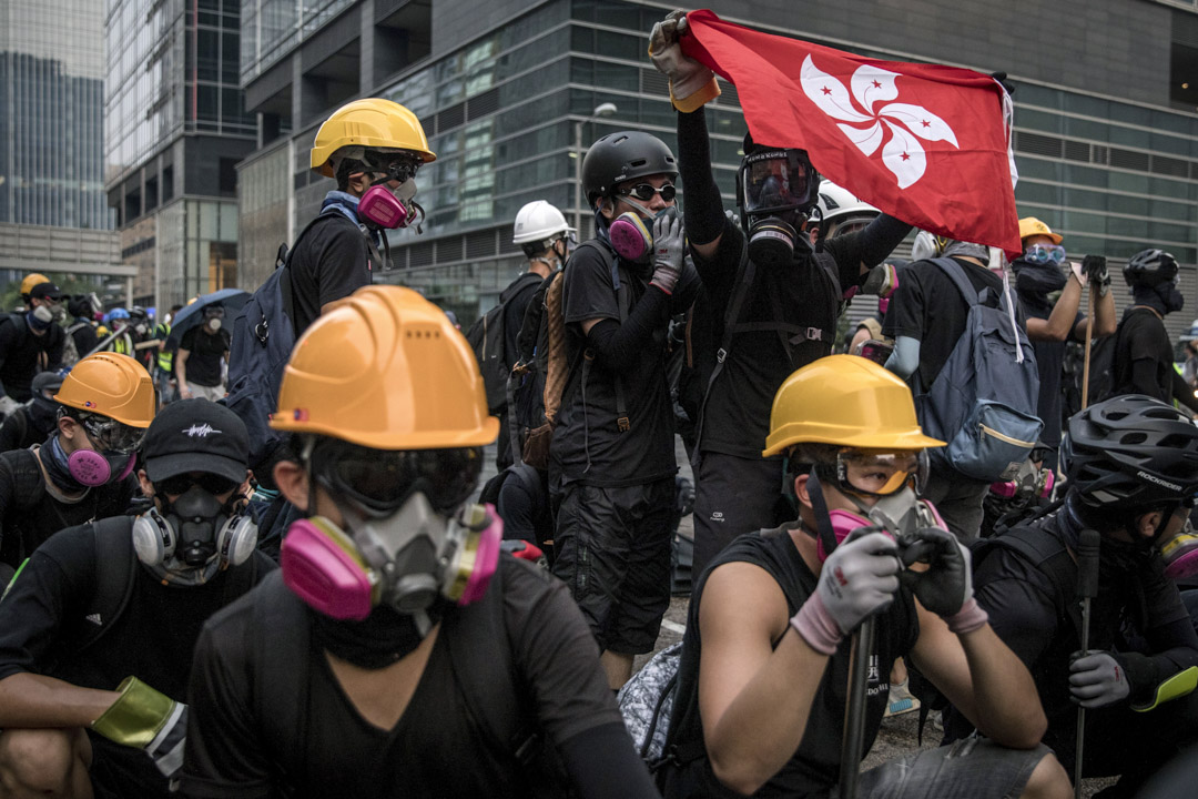 2019年8月24日，示威者观塘与警方对侍时举起香港区旗。