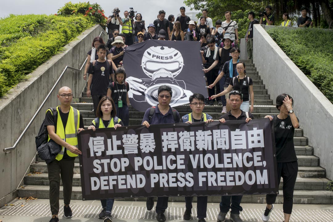 2019年7月14日，七个传媒工会发起“停止警暴 捍卫新闻自由”新闻界静默游行，要求警方尊重新闻自由。