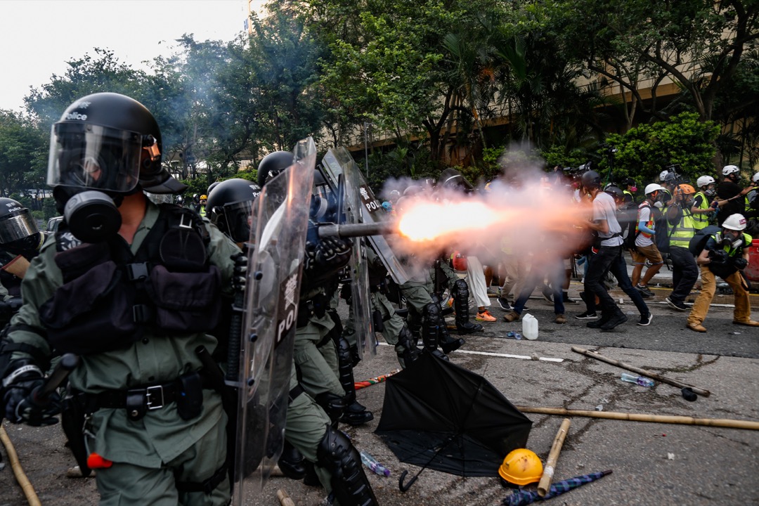 2019年8月24日，“燃点香港，全民觉醒”的观塘游行，游行后警民爆发多轮冲突，警方密集开枪，发射多枚催泪弹、橡胶子弹、海绵弹和胡椒球。 