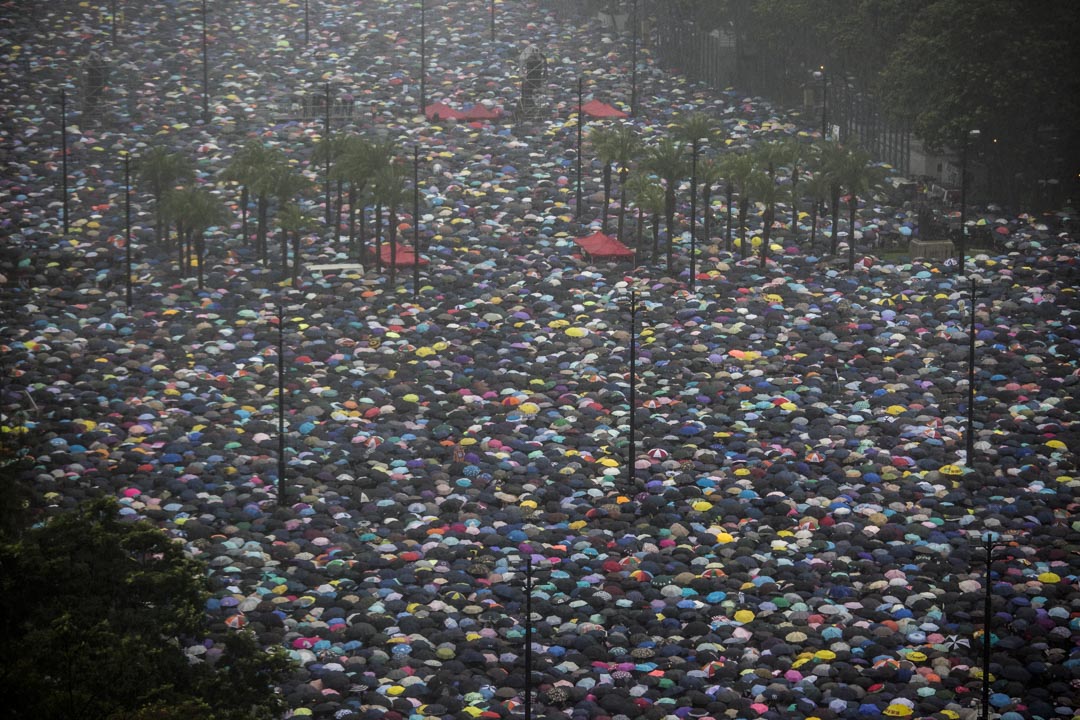 2019年8月18日，民阵发起的和理非流动集会，参加市民填满整个维园足球场。