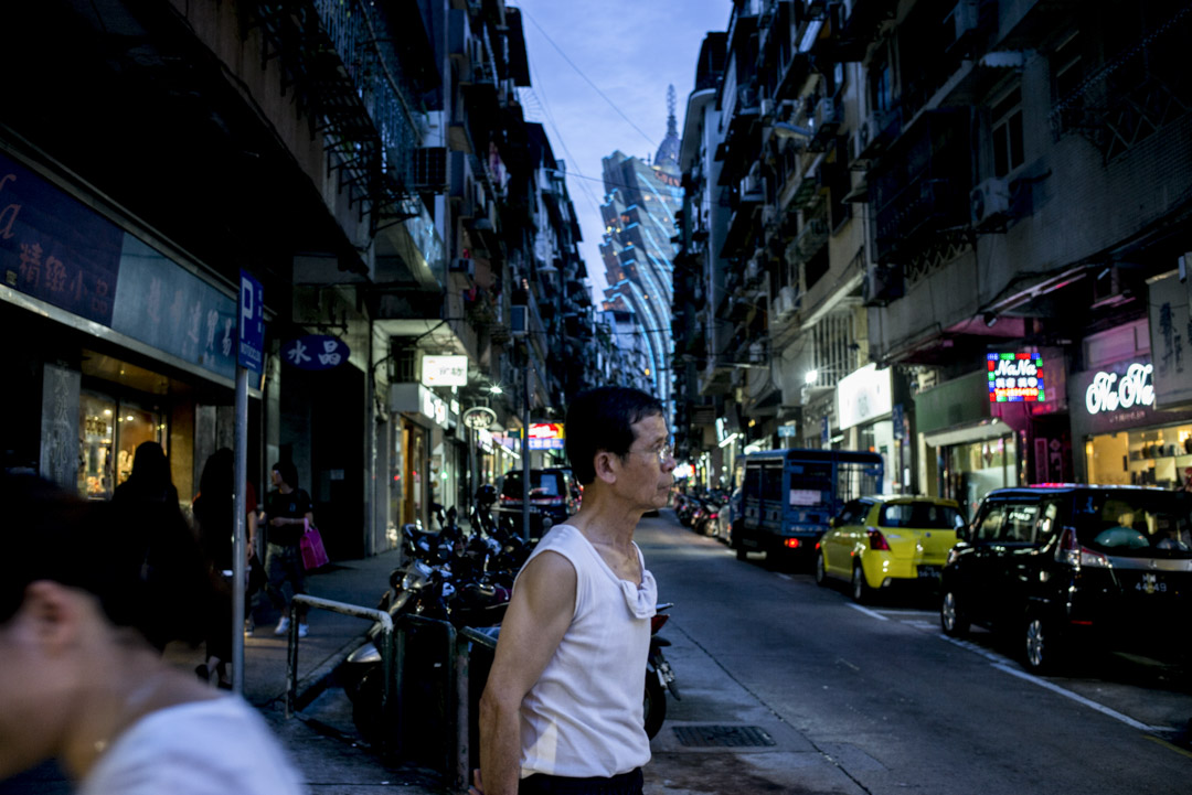 过去十多年，澳门自赌权开放后，赌场遍地开花，经济发展惊人。2018年，澳门赌场收入已突破3000亿澳门元。