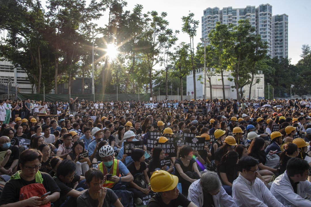 2019年7月26日，公立醫院前線在伊利沙伯醫院發起「醫護市民，一起同行」的集會，並以白袍、頭盔為記。