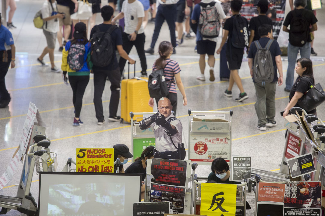 2019年8月13日，示威者到机场集会，声讨警方滥暴，有参与集会人士展示在葵涌警署外向示威者举枪的警员的纸板肖像。