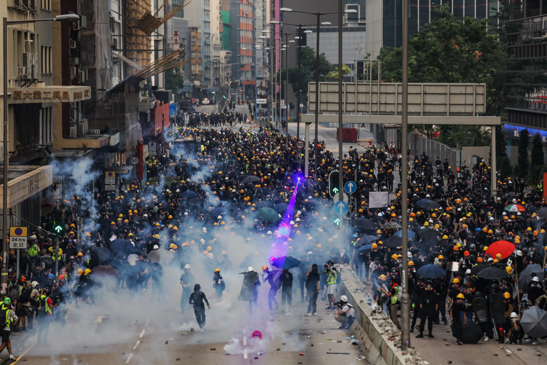 2019年8月24日，有网民发起名为“燃点香港，全民觉醒”的观塘游行，游行后警民爆发多轮冲突，警方密集开枪，发射多枚催泪弹、橡胶子弹、海绵弹和胡椒球。