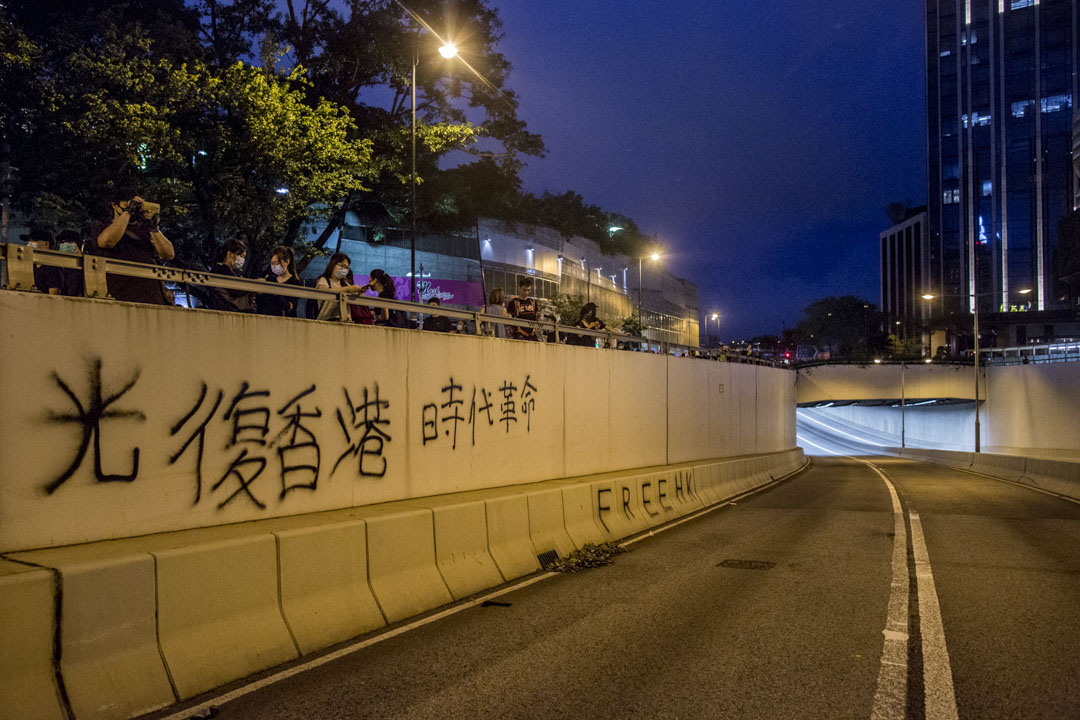 2019年8月3日，示威者佔據尖沙咀梳士巴行道隧道噴上「光復香港時代革命」字句。