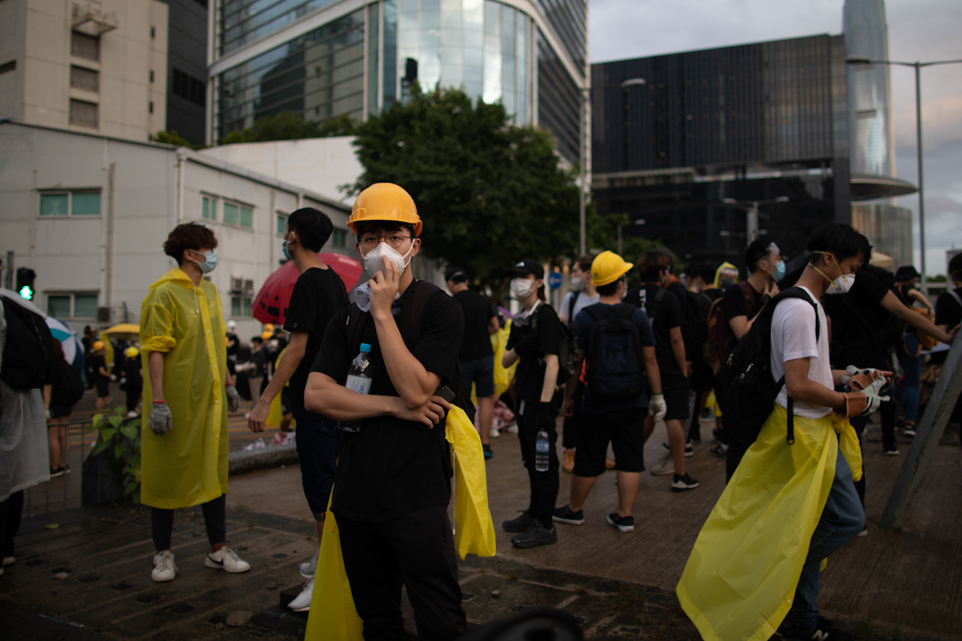 2019年7月1日，示威者在立法會外的一段馬路，嘗試衝擊在金紫荊廣場舉行的回歸週年升旗儀式。