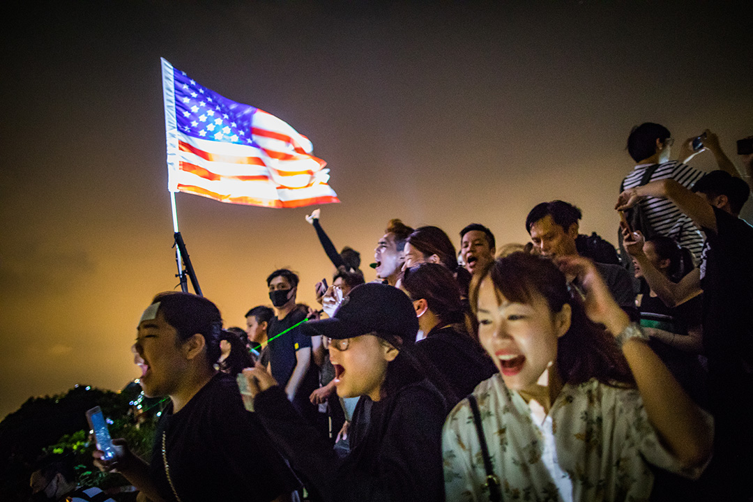 2019年9月13日，大批香港市民登上狮子山共渡中秋，期间有人挥舞美国国旗。