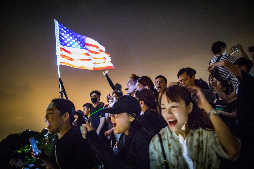 2019年中秋，一群市民在狮子山顶上高唱＂愿荣光归香港＂。