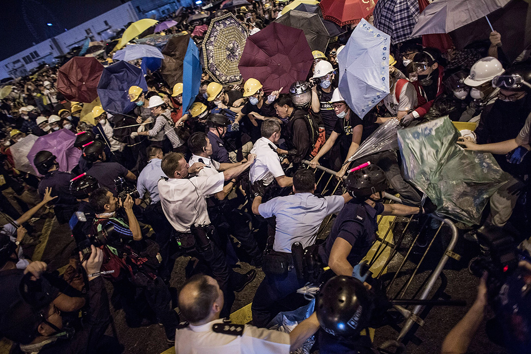 2014年11月30日，雨傘運動期間警察與示威者在香港政總外發生衝突。