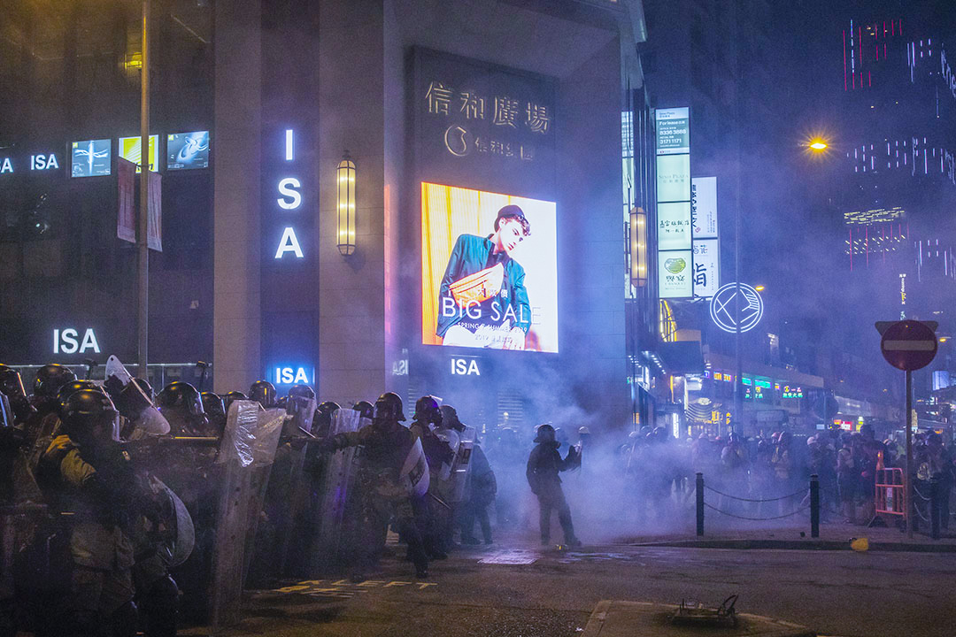 2019年8月4日，防暴警察在銅鑼灣施放催淚彈，驅散佔領馬路的示威者。