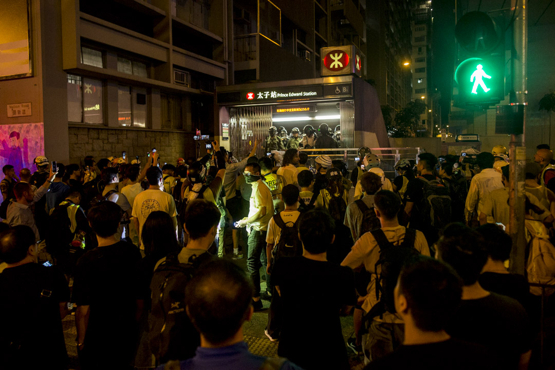 2019年8月31日，港铁太子站发生防暴警察无差别的殴打乘客后，大量市民不满并包围太子站。