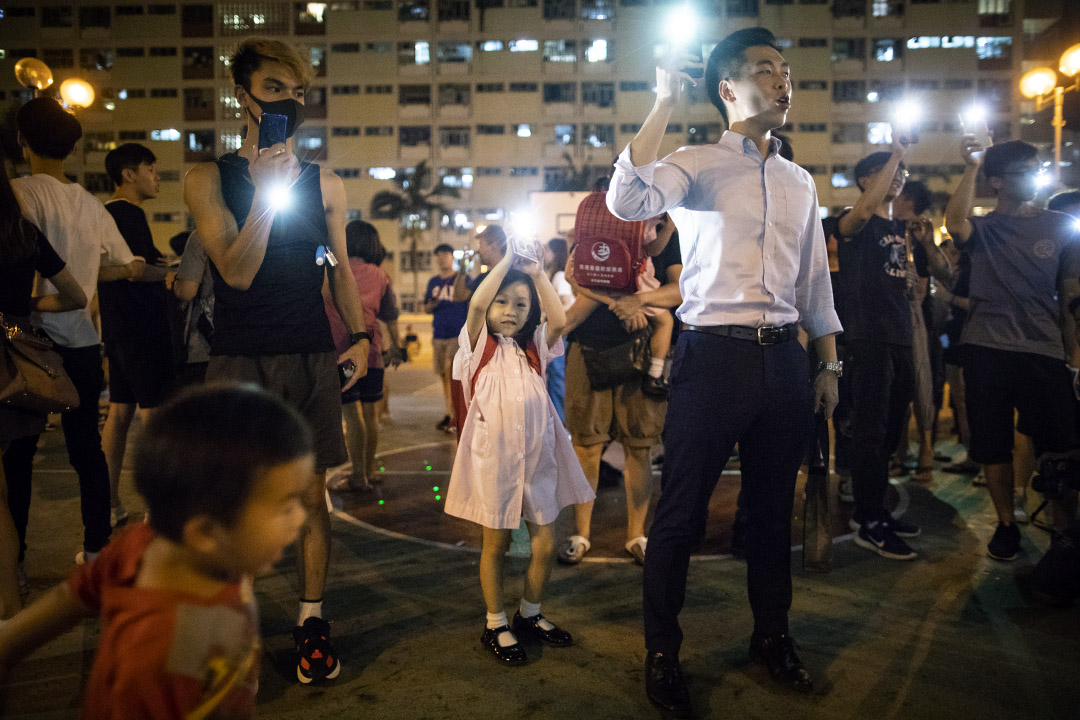 2019年9月16日，一名女孩参加彩虹邨的合唱活动，参与者在蓝球场上高唱《愿荣光归香港》。